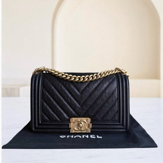 Image 1 of Chanel Boy Medim - Caviar 25CM generfd kalfsleer Chevron Zwart Goudkleurige hardware Serie 26