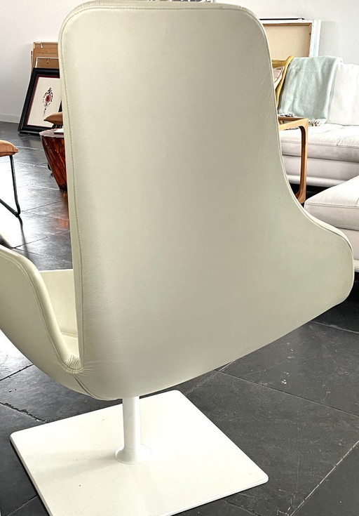 Poltrona girevole Moroso Fjord Relax in pelle bianca, gamba bianca