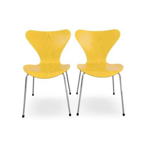 Juego de 2 sillas Fritz Hansen Serie 7, diseño de mediados de siglo, color amarillo, de Arne Jacobsen.