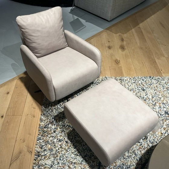 Image 1 of Poltrona Kalmar con pouf a marchio privato