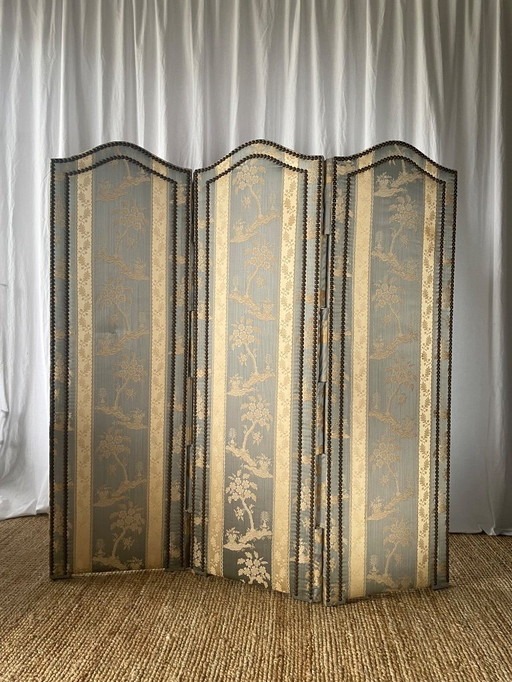 Biombo antiguo de estilo chinoiserie, principios del siglo XX, realizado en seda damasco.