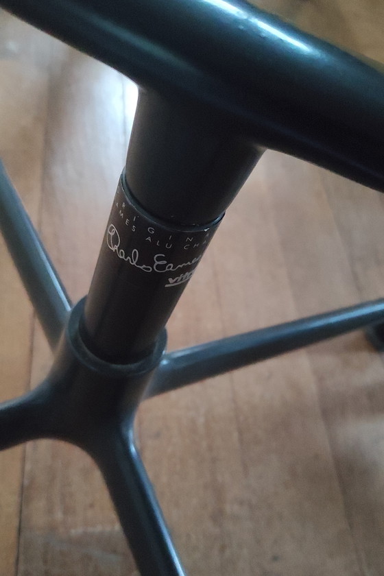 Image 1 of 3 sedie nere di Charles & Ray Eames EA105 per Vitra