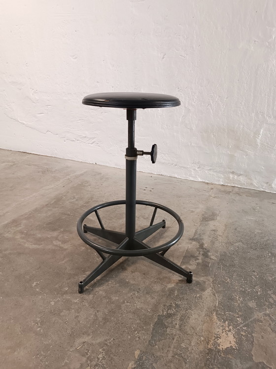 Image 1 of Taburete giratorio industrial de mediados de siglo de Sipe, Italia.