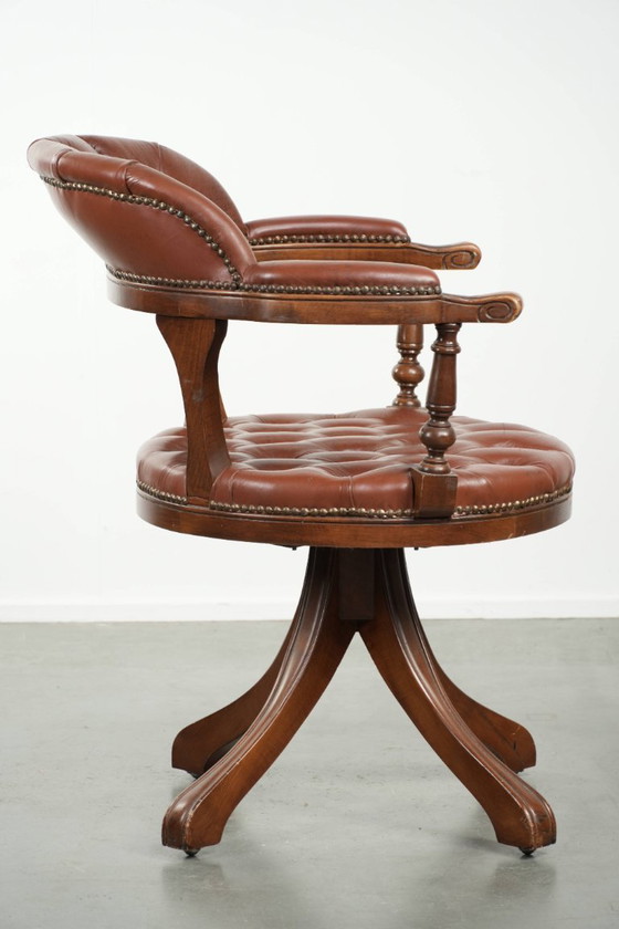 Image 1 of Rundleren draaibare Engelse stijl chesterfield bureaustoel in een mooie bruine kleur
