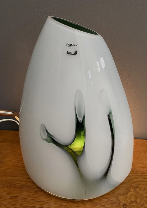 Image 1 of Witte en groene glazen vaas uit de Pomax Hom-collectie