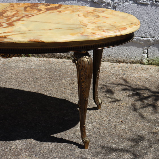 Image 1 of Table basse ovale française en marbre d'onyx et laiton - Table de salon - Table de cocktail - Style Louis XV- 70s