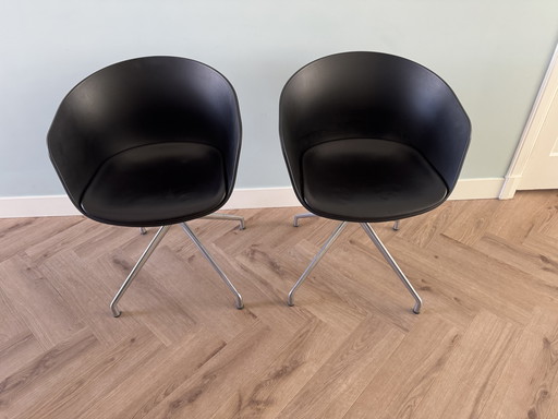 Deux chaises de salle à manger Hay, modèle AAC 20, noires avec coussins d'assise