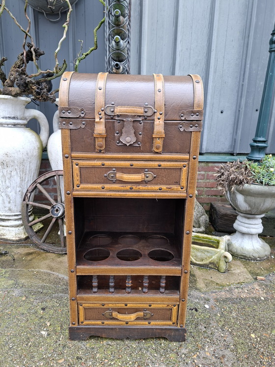 Image 1 of Precioso botellero revestido de cuero, con tapa superior, dimensiones: 50 x 25 cm y 79 cm de alto.