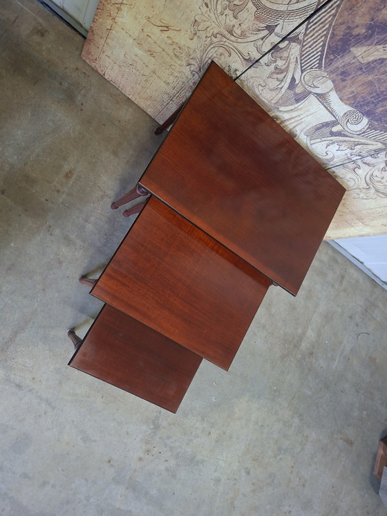 Image 1 of Set di tre tavolini classici, i cosiddetti tavolini ad incastro, dimensioni 55x38 cm e altezza 46 cm.