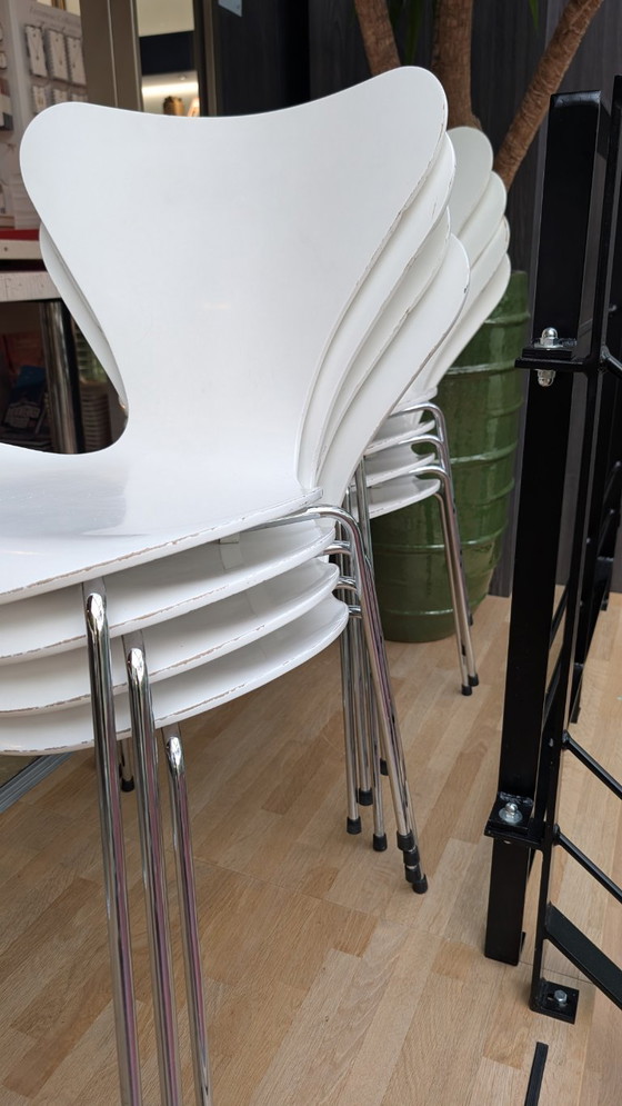 Image 1 of 4 x butterfly chair Fritz Hansen White