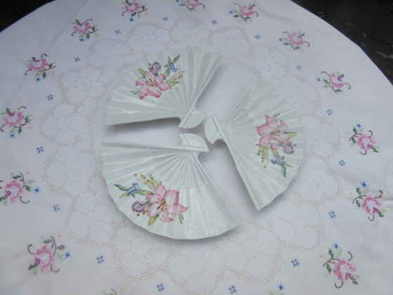 3 Piattini/Vassoi Vintage a forma di ventaglio in porcellana con decorazioni floreali autentiche (photo 11 of 11)