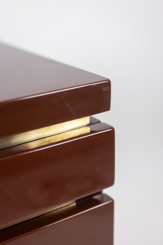Jean-Claude Mahey. Ladekast van gelakt hout. Jaren 70-80. – Ladekasten, Wood, Brass (photo 5 of 8)