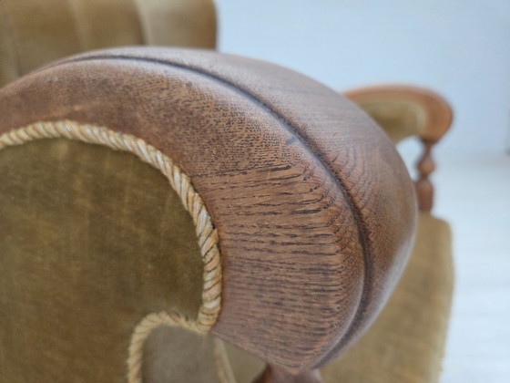 Image 1 of Fauteuil danois des années 1960, velours vert, bois de chêne massif sculpté.