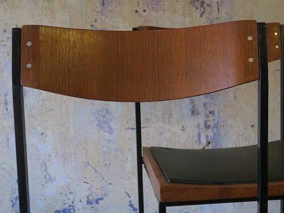 Image 1 of Paire de chaises empilables en teck et fer, style milieu du siècle, années 1960