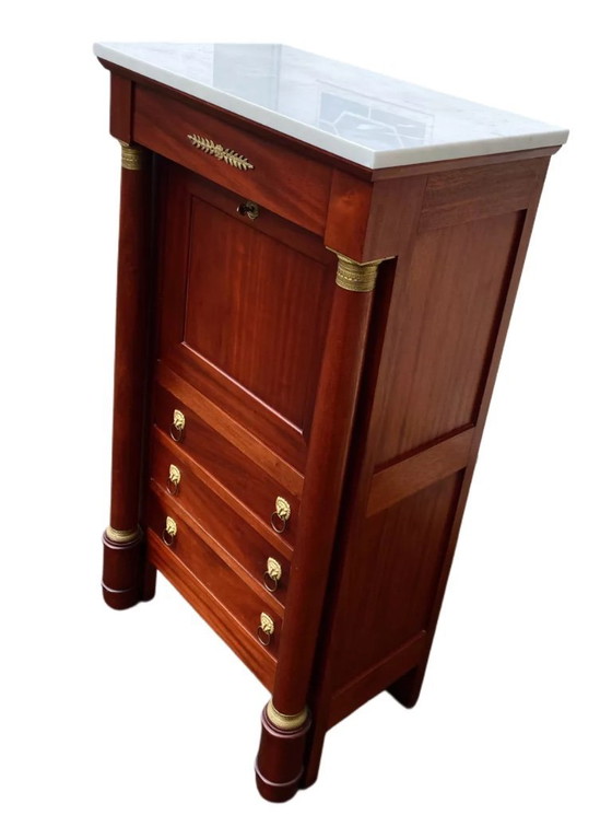 Image 1 of Scrivania in stile Impero con piano in marmo bianco, finitura mogano e ottone, 6 cassetti