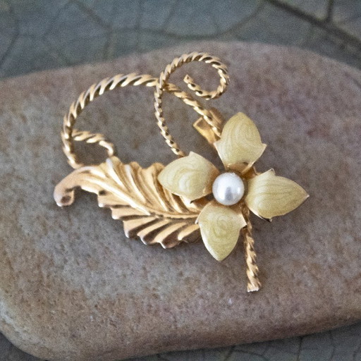 Spilla vintage a forma di fiore con perle in smalto giallo, incastonata su metallo color oro.