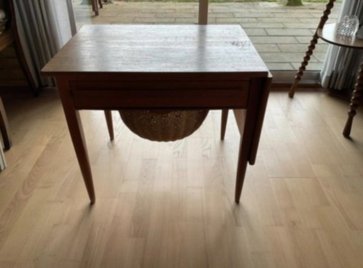 Mesa de costura de teca diseñada por Johannes Andersen en la década de 1960.