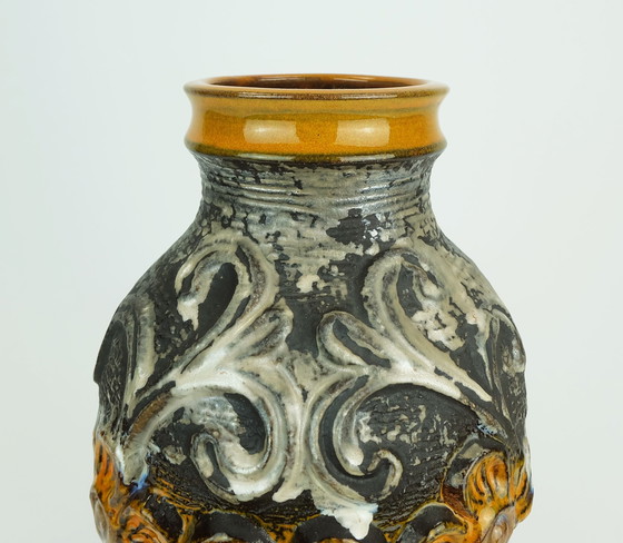 Image 1 of Vaso di metà secolo Carstens modello 7161-30 con decoro floreale in rilievo, arancione, marrone e grigio argento