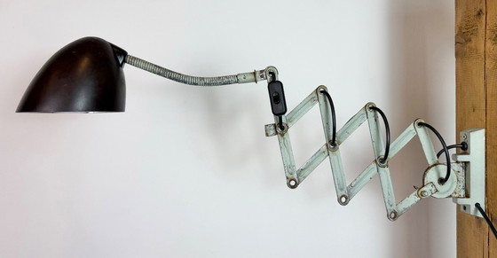 Image 1 of Groene industriële schaarwandlamp van Elektroinstala, jaren 60.