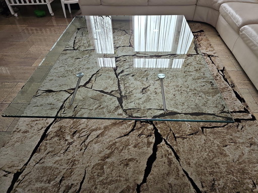 Mooie Glazen Design Salontafel. Maten LxBxH in Cm: 180x150x30. Glasplaat Is 2cm Dik. De Tafel Stat Op Vier Zilverkleurige Pootje