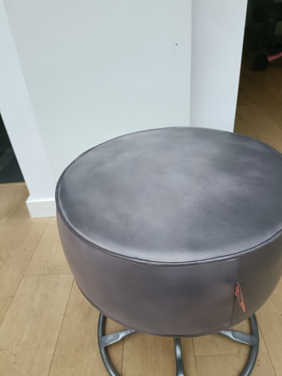 Image 1 of pouf en cuir gris