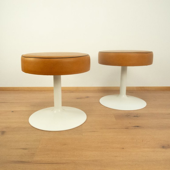 Image 1 of Sgabello, base in metallo a tulipano e rivestimento in similpelle, anni '50