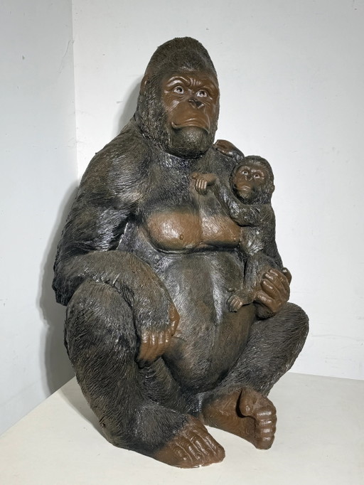 Escultura de gorila con cría – Estatua decorativa de animal de gran tamaño – 120 × 90 cm – beeldhouwkunst