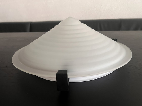 Image 1 of Lampadario vintage di grandi dimensioni – in vetro opalino a coste a forma di piramide