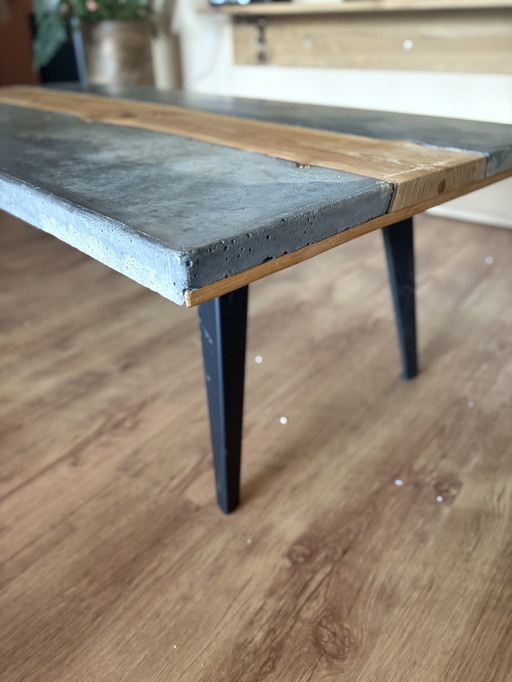 Table unique en béton/chêne faite à la main - design industriel
