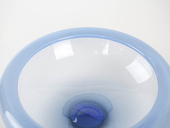 Image 1 of Bol de cristal azul, diseño danés, década de 1960, fabricado por Holmegaard.