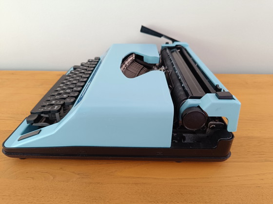 Image 1 of Machine à Écrire Rover Modèle Primavera Couleur Bleue