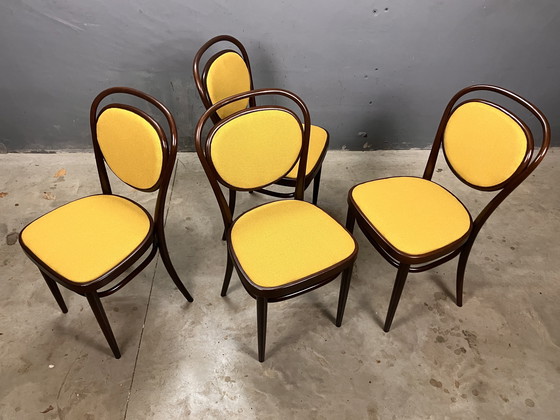 Image 1 of Thonet 215 madera curvada amarilla recién tapizada