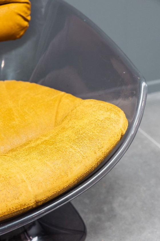 Image 1 of Poltrona lounge in Lucite Pod