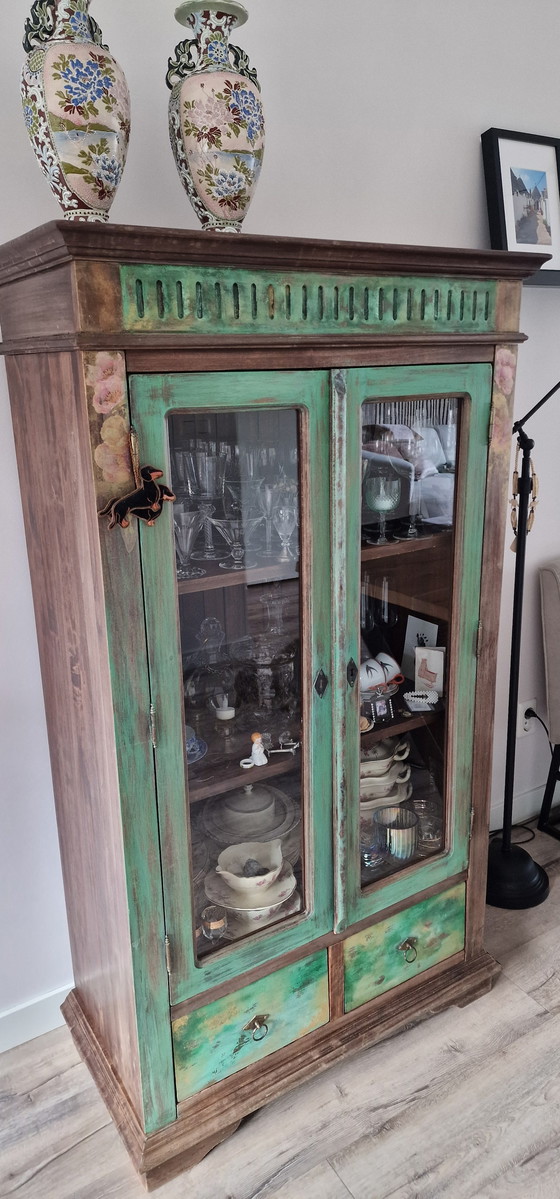 Image 1 of Wunderschön bemalter Vitrinenschrank