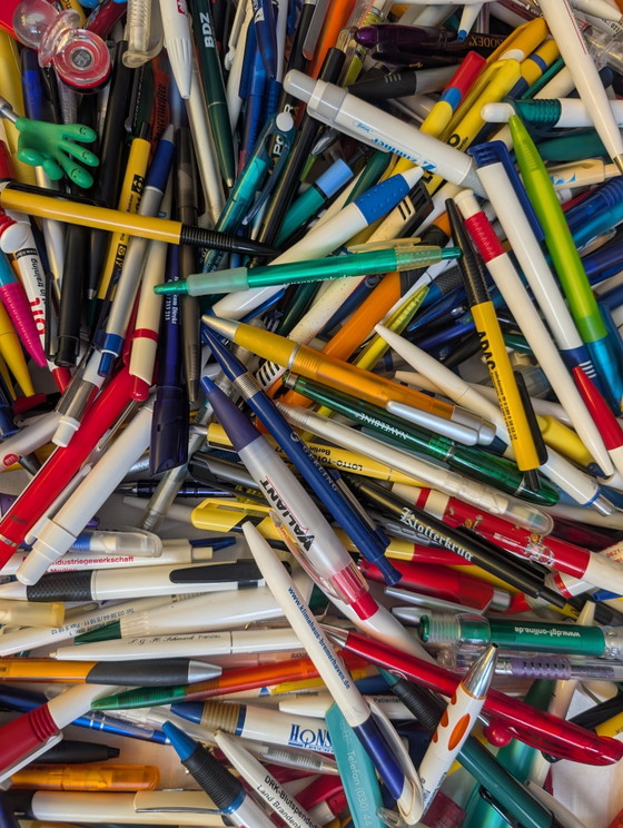 Image 1 of 2 684 stylos à bille / objets publicitaires de collection