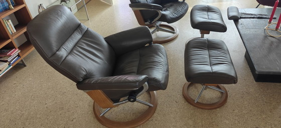 2 Poltrone relax Stressless Sunrise M e poggiapiedi – Pelle, Legno (photo 2 of 6)