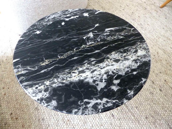Image 1 of “Saarinen Side Table” pedestal table in satin Portoro Silver marble by Knoll design Eero Saarinen - 51 cm