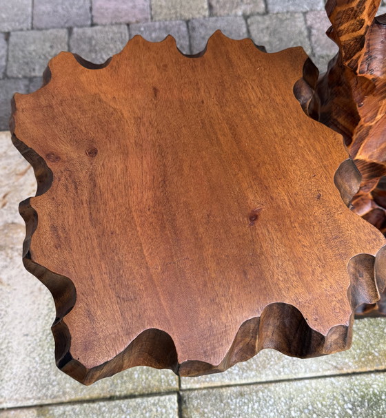 Image 1 of Mesa auxiliar escultural hecha a mano en madera maciza | Indonesia | 1930-1950