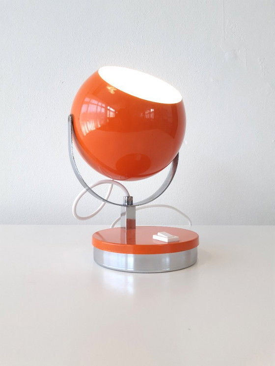 Image 1 of Vintage grafisch oranje metalen eyeball tafellampje, space age lampjeVintage grafisch oranje metalen eyeball tafellampje, space 