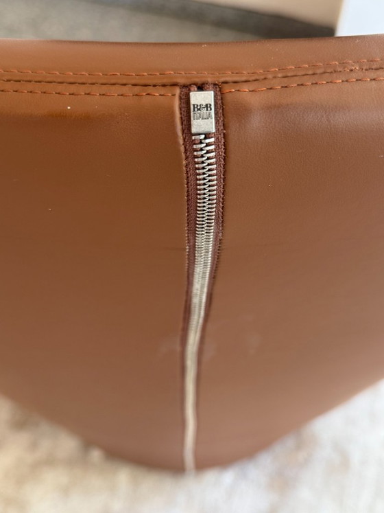 Image 1 of B&B Italia Papilio fauteuil en voetenbank | Bruin leer