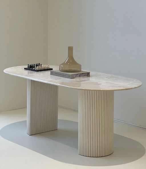 Adora Ovaler Esstisch aus Marmor