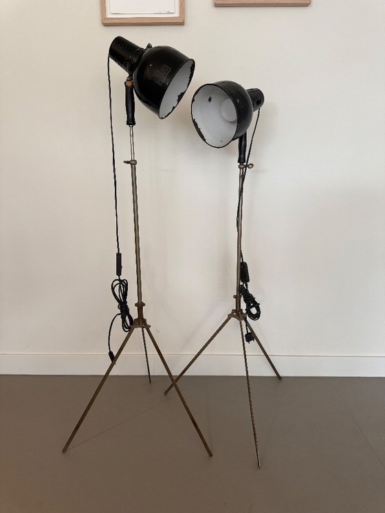 Image 1 of 2 vintage geëmailleerde lampen op statief