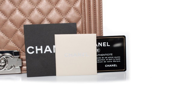 Image 1 of Chanel, große Boy Bag aus metallisch glänzendem Leder
