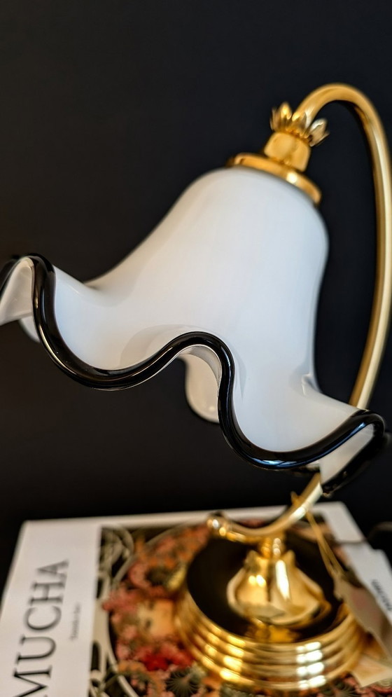 Image 1 of Lampada da Tavolo Vintage Italiana, Vetro Bianco con Bordo Nero, Ottone Bagnato in Oro 24 kt, New Old Stock