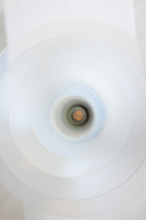 Image 1 of Wit en blauw opalescent glas "bloemblaadjes" lamp, 21e eeuw