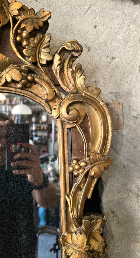 Image 1 of Specchio in legno dorato e stucco del XVIII secolo in stile Luigi XV