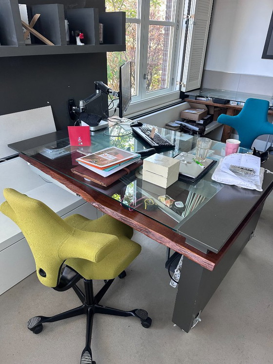 Image 1 of 3 design maatmeubel bureau tafels die samen een geheel vormen met hardhouten schaaldelen als basis