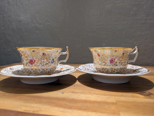 Antiek paar KPM Berlin pronktassen – Biedermeier gouddecor „Hausfrau & Hausherr“ – Sceptermerk