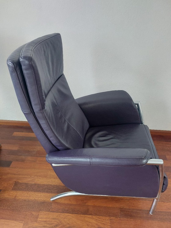 Image 1 of Rara coppia di poltrone lounge Saporiti Italia “Proposals” P60 – in pelle viola e nera – con poggiapiedi estraibile –