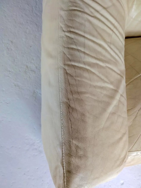 Image 1 of Crèmekleurige fauteuil van leer en schuim
